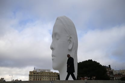 Jaume Plensa camina sobre el pedestal de la Plaza de Colón en el que se ha instalado 'Julia'.