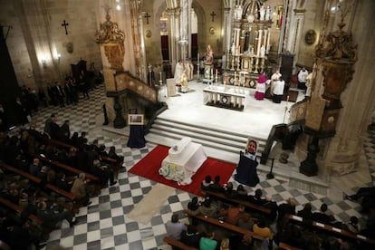 Un momento del funeral por Gabriel Cruz en la Catedral de Almería.