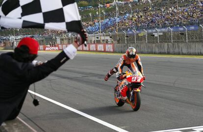 Márquez cruza la línea de meta en Motegi.