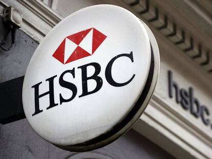 Logo de HSBC en la puerta de las oficinas del banco en London.