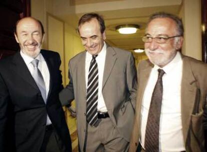 El ministro Rubalcaba, el portavoz socialista José Antonio Alonso y el director de la DGT, Pere Navarro.