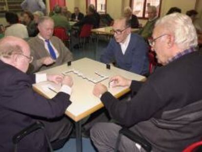 Jubilados juegan al dominó en un centro para la Tercera Edad. EFE/Archivo