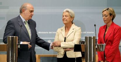 El ministro Jorge Fernández Díaz se reunió ayer con Pilar Muro, viuda de Cordón, y su hija María en el Ministerio del Interior.