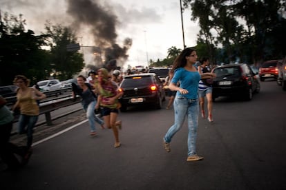 Ativistas interrompem o trânsito no viaduto Capitão Temudo (principal ligação entre o centro do Recife e a zona Sul da cidade) após a intervenção da Polícia Militar de Pernambuco.