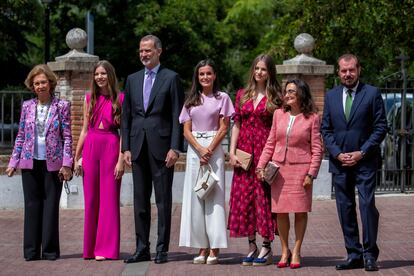 En la foto de familia han posado la reina Sofía (que ya entraba en la iglesia cuando todos empezaban a colocarse ante las cámaras; Leonor ha corrido a alcanzarla hasta la puerta para traerla de vuelta y que estuviera presente en el retrato), la infanta Sofía, el rey Felipe VI, la reina Letizia, la princesa Leonor y los padres de la Reina, Paloma Rocasolano y Jesús Ortiz, que ha acudido al acto con su actual esposa, Ana Togores (con quien se casó en 2004), que no ha posado.