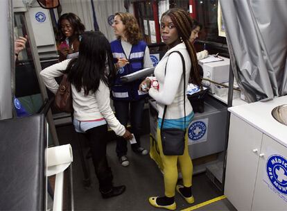 Prostitutas nigerianas atendidas en el autobús de la ONG Médicos del Mundo en el extrarradio de Valencia.