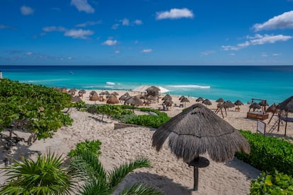 Playa Delfines (Cancún, México). Es tranquila, con aguas cristalinas y vistas impresionantes al océano. También es un lugar ideal para practicar surf y deportes acuáticos o para tomar el sol en la amplia orilla. Dispone, además, de duchas, baños y otros servicios gratuitos disponibles. "Los Tripadvisor's Travellers' Choice Awards reflejan de manera única las voces de millones de viajeros globales y ayudan a guiar a las personas a planificar su mejor viaje hasta el momento. En mi familia, las playas no son solo para tomar el sol: ¡nos gusta salir y explorar! La diversidad de los ganadores de este año realmente muestra todo lo que un viaje a la playa puede tener para ofrecer", asegura la presidente de la plataforma, Kristen Dalton.
