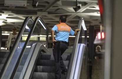 Un vigilante de seguridad en la estación de Puerta del Sol.