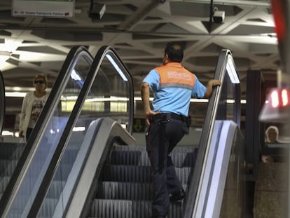 Un vigilante de seguridad en la estaci&oacute;n de Puerta del Sol.