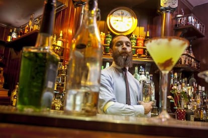 Narciso Bermejo en la coctelería O’Clock, en el barrio madrileño de Salamanca.