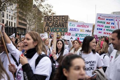 Protesta convocada por Infermeres de Catalunya, que ha convocado una huelga indefinida a partir de este martes para protestar contra el acuerdo sectorial alcanzado entre en Instituto de Salud de Cataluña y otros sindicatos.