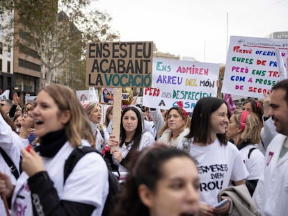 Protesta convocada por Infermeres de Catalunya, que ha convocado una huelga indefinida a partir de este martes para protestar contra el acuerdo sectorial alcanzado entre en Instituto de Salud de Cataluña y otros sindicatos.