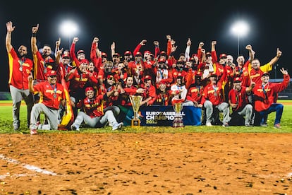 La selección española de béisbol celebra su victoria en el Campeonato de Europa de Béisbol 2023.