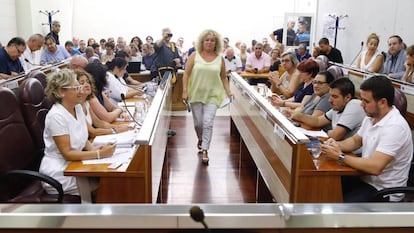 La socialista Cristina Moreno, alcaldesa de Aranjuez, durante la celebración de un pleno extraordinario del Ayuntamiento.