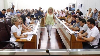 La socialista Cristina Moreno, alcaldesa de Aranjuez, durante la celebración de un pleno extraordinario del Ayuntamiento.