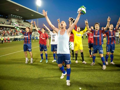 Jugadores celebran el ascenso de la SD Eibar en 2014.
