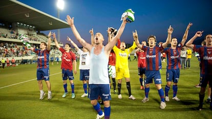 Jugadores celebran el ascenso de la SD Eibar en 2014.