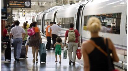 Usuarios de Renfe llegan a la estación de Chamartín, en Madrid.