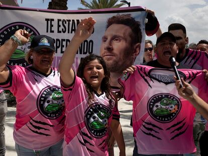 Seguidores de Lionel Messi a las afueras del estadio del Inter de Miami.