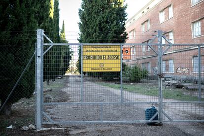 La mayor parte del edificio del antiguo Colegio Residencia Provincial Juan de Austria, en Laguna de Duero, Valladolid, en la actualidad está abandonado y rodeado de alambradas.