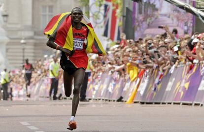 El keniano Kiprotich en su llegada a la meta.