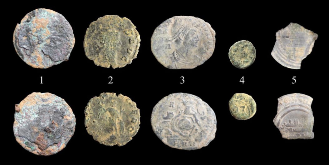 Monedas halladas en la iglesia de Calasparra.