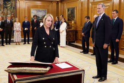 La nueva vocal del Consejo General del Poder Judicial Pilar Jiménez Bados jura o promete ante el rey Felipe VI.