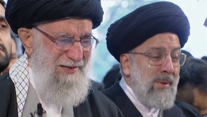 Rezo por el general fallecido en la Universidad de Teherán, en el que el ayatolá Alí Jamenei (izquierda) ha llorado en varias ocasiones.