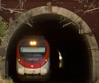 Tren de Cercanías entrando en la estación de Sant Pol de Mar, en la costa del Maresme.