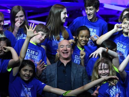 El fundador y presidente de Amazon, Jeff Bezos, posa con niños del Club del futuro en un evento de Blue Origin.