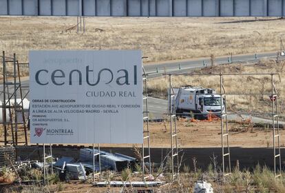 Una pasarela une la terminal hasta unas v&iacute;as del AVE situadas a menos de medio kil&oacute;metro. All&iacute; se quer&iacute;a construir una estaci&oacute;n, pero el proyecto se qued&oacute; colgado. La compa&ntilde;&iacute;a propietaria est&aacute; intervenida por los jueces