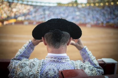 Un banderillero se ajusta la montera.