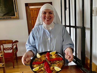 Sor Myryan de Nazaret con su paella casera. J.C. CAPEL