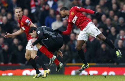 Evra y Luis Suárez.