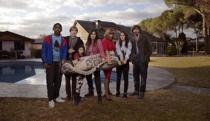 Los protagonistas de la serie "Benvolguts a la familia".