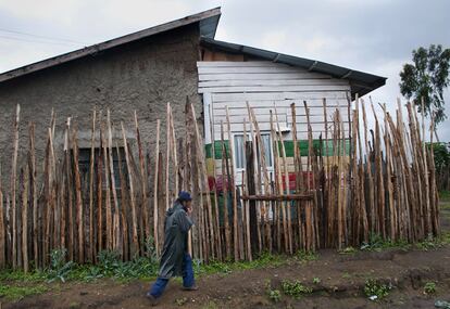 Teddy Dan, 56 años. Lleva en Etiopía desde los 18 años. Teddy en las faldas de su casa en la comunidad Rastafari. Es policí­a en la comunidad Rastafari de Shashemene, donde hay dos estaciones de policíaconstruidas con barro y paja.