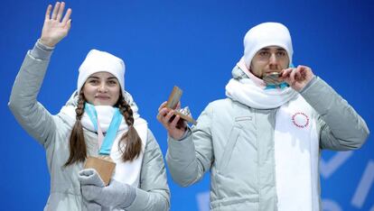 Los medallistas de bronce Anastasia Bryzgalova y Aleksandr Krushelnitckii, en la ceremonia de entrega de su premio.