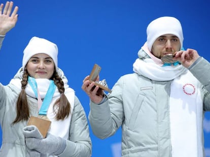 Los medallistas de bronce Anastasia Bryzgalova y Aleksandr Krushelnitckii, en la ceremonia de entrega de su premio.