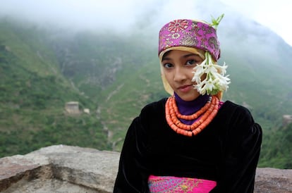 Una joven posa en el tejado de su casa en la montaña de Dhalamlam, en Jafariya.