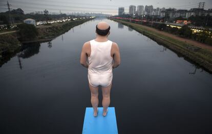 Batizada de "As Margens do Rio Pinheiros", uma intervenção do artista plástico de Eduardo Srur alerta para a poluição dos rios de São Paulo. Na imagem, uma estátua de um homem ameaça saltar de um trampolim em um dos rios mais contaminados do Brasil.