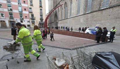 Dos membres del servei de neteja de l'Ajuntament retiren els carros de la instal·lació del Fossar.