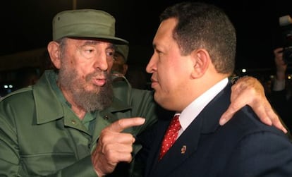 El expresidente cubano Fidel Castro conversa con su homólogo venezolano, Hugo Chávez, en una imagen de 2006.