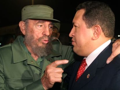 El expresidente cubano Fidel Castro conversa con su hom&oacute;logo venezolano, Hugo Ch&aacute;vez, en una imagen de 2006. 