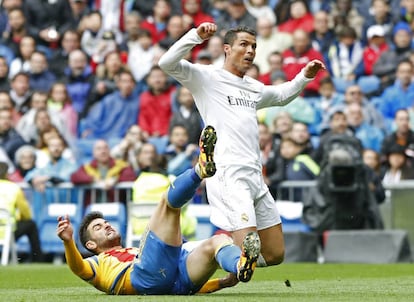 Cristiano Ronaldo y Cancelo caen en un momento del encuentro.