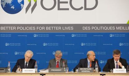 El secretari general de l'OCDE, Ángel Gurría (segon per la dreta), a finals d'octubre a París.
