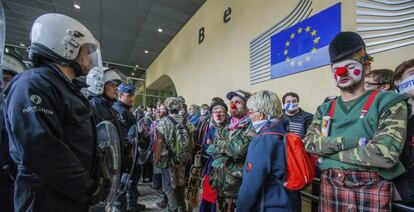 Policías belgas y manifestantes contra el CETA en la sede de la Comisión Europea en Bruselas, este jueves.