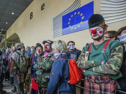 Policías belgas y manifestantes contra el CETA en la sede de la Comisión Europea en Bruselas, este jueves.