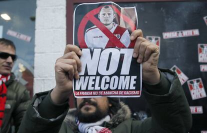 Momento de la protesta contra Zozulya de la afición del Rayo.