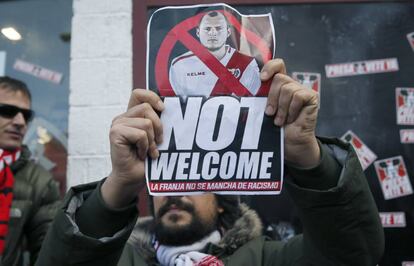 Momento de la protesta contra Zozulya de la afici&oacute;n del Rayo. 