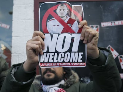 Momento de la protesta contra Zozulya de la afici&oacute;n del Rayo. 